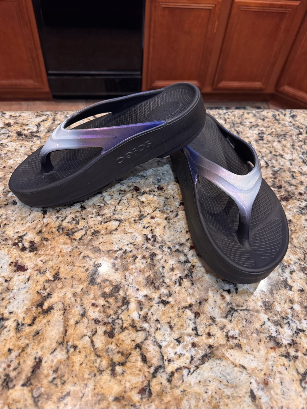 ♥️ OOFO OOLALA FLIP FLOPS ♥️ - Picture 3 of 8
